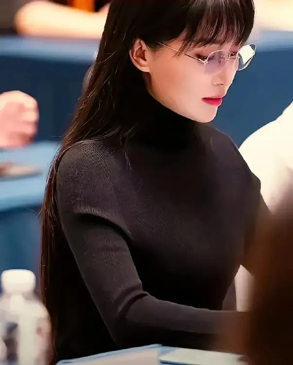 可咸可甜李子柒，亦庄亦谐董宇辉，这两人代表了两种类型的年轻人，一类是低学历，另一