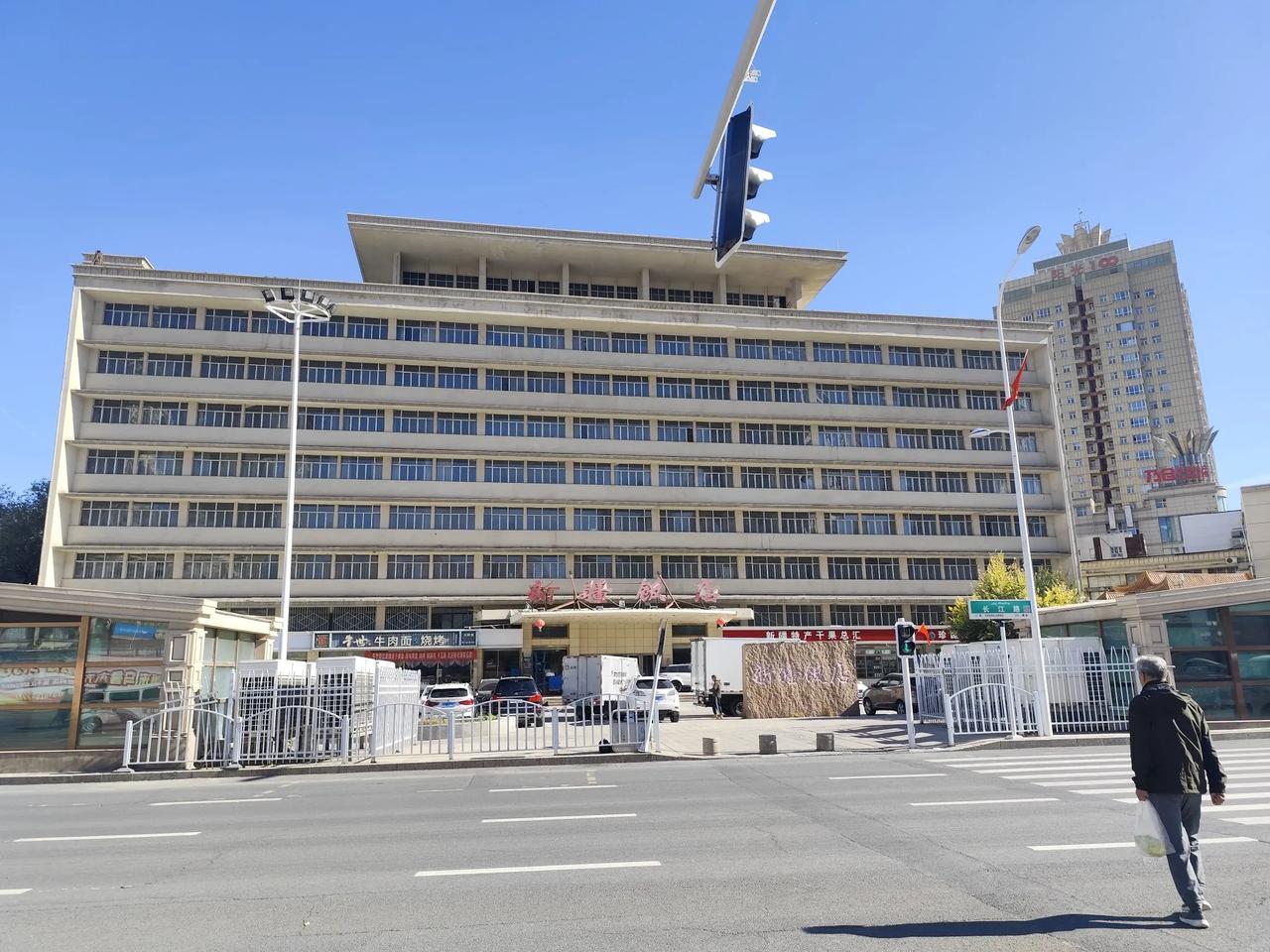 今天路过乌鲁木齐长江路，发现路边的这栋新疆饭店大楼非常气派，但是门口却略显冷清，