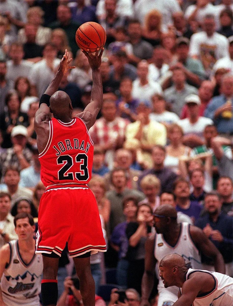 乔丹1997年总决赛跟1998年总决赛分别绝杀过爵士！防守他的都是倒霉的拉塞尔，
