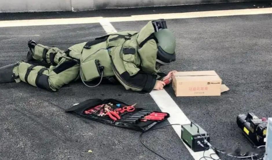 2003年，齐齐哈尔某酒店，突然发现11枚定时炸弹，排爆专家于尚清赶来，成功拆除