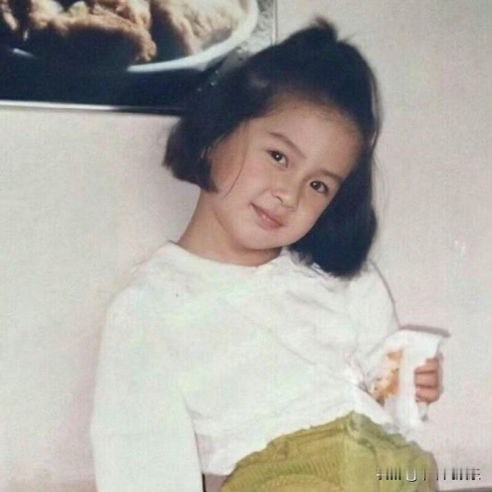 翻看Angelababy13岁的旧照，没有过度包装的痕迹，青涩感扑面而来。眉眼间