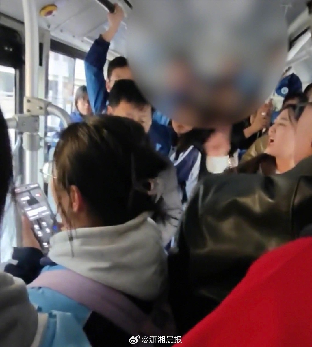 【陕西#高中男生被指勇斗公交车猥亵嫌犯#，#多方回应高中生制服公交车猥亵嫌犯#】