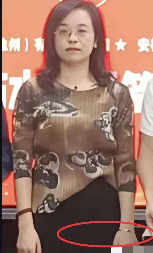 这位偏好戴金挂银的美女局长被通报。池州市水利局包琦琳副局长手腕上的大金镯子，手指