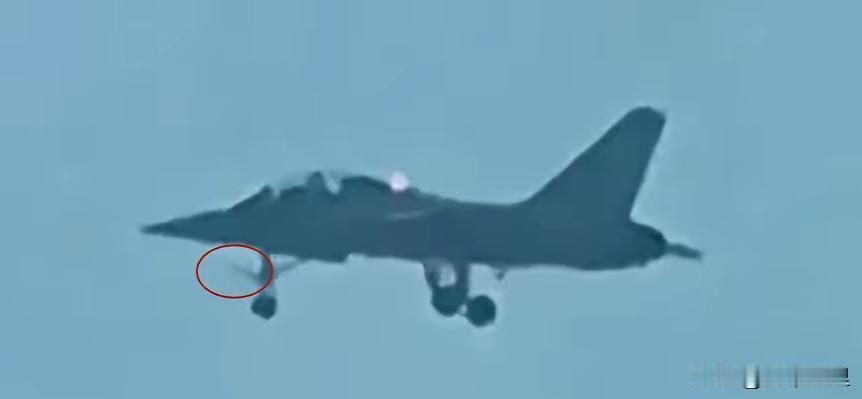 教练10，开始练习弹射起飞、着舰降落？
如果在教练10基础上，进一步发展舰载轻型