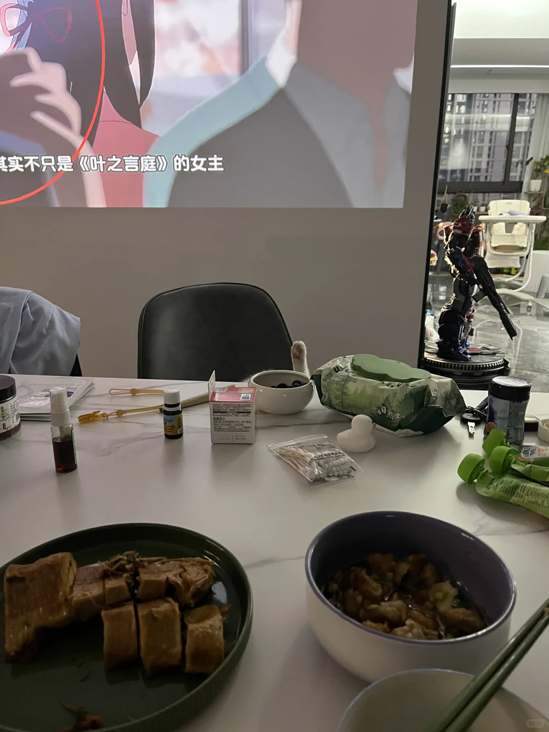 吃着吃着突然出现一个脚…