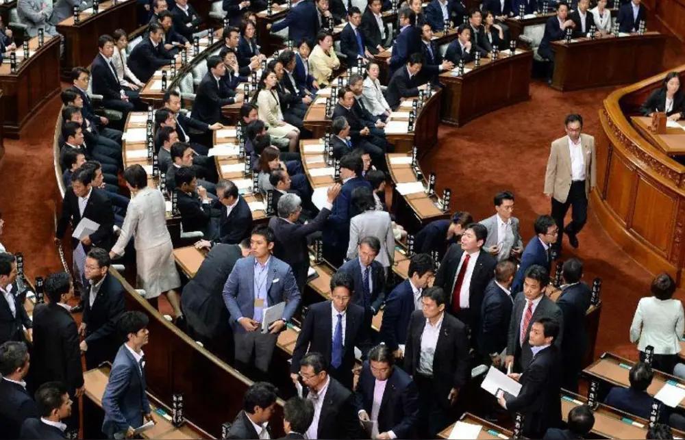 根据日本时事社发布的消息，日本政府已经确定在本月18日召集特别国会，并且会在当天