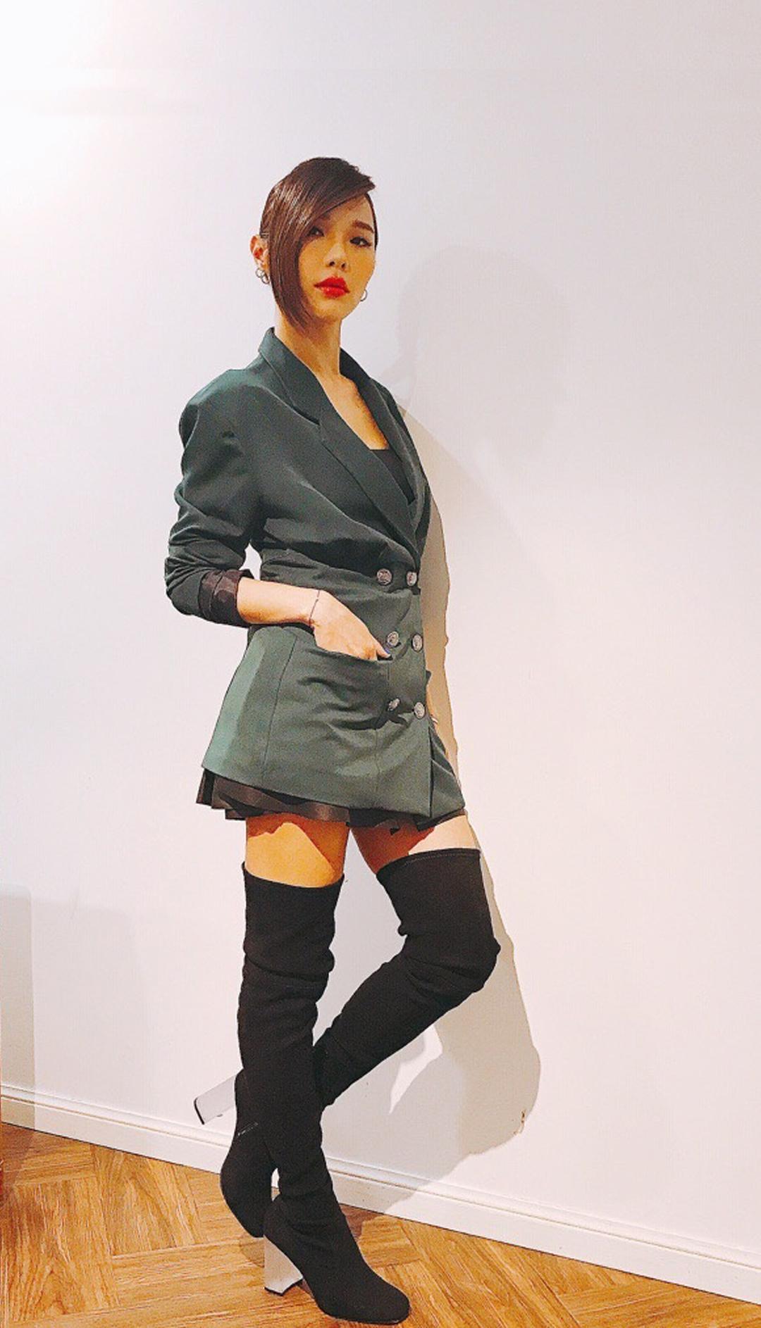 歌手方皓玟，
原定今晚的演唱会，
临时取消了。

原因很简单，
重感冒导致失声，