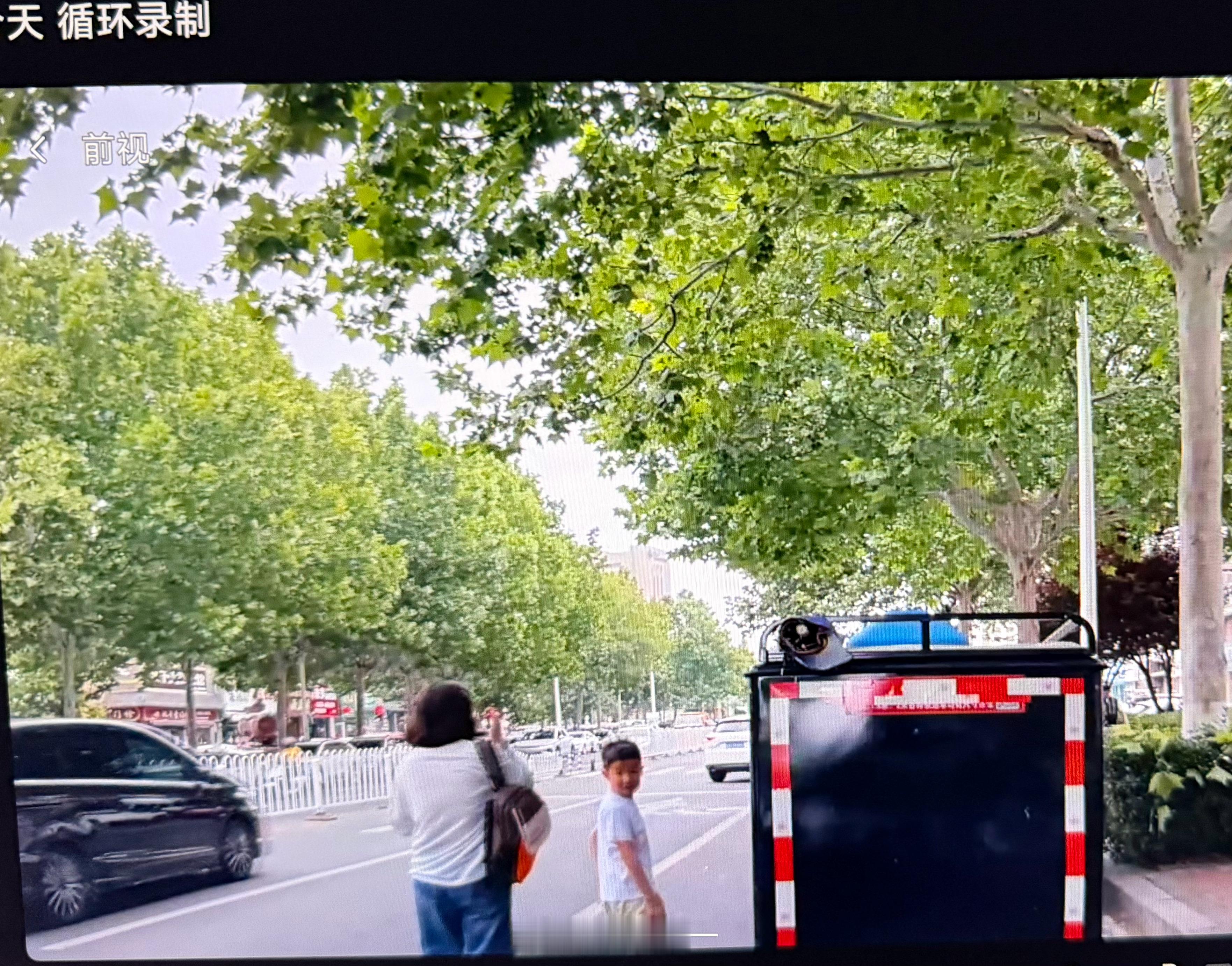 我把小米YU7 GT停路边，一个小男孩不停回头看，那一刻我真想让他到车里坐坐