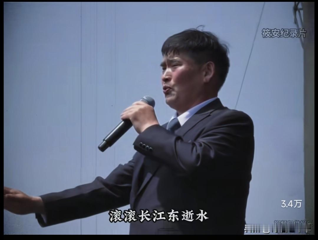 山东现金王、南天门大将军、农民歌手大衣哥朱之文现身济宁新青年音乐节，为大家献唱经