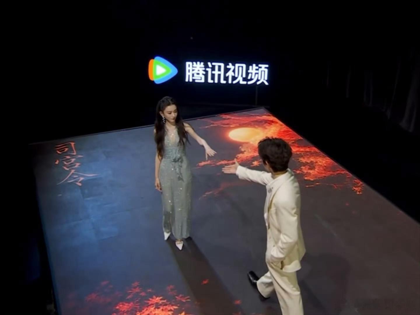 丁禹兮伸手牵宋祖儿刚被南派三叔伤透了心！！我现在需要司宫令来治愈我！！我将燥候！