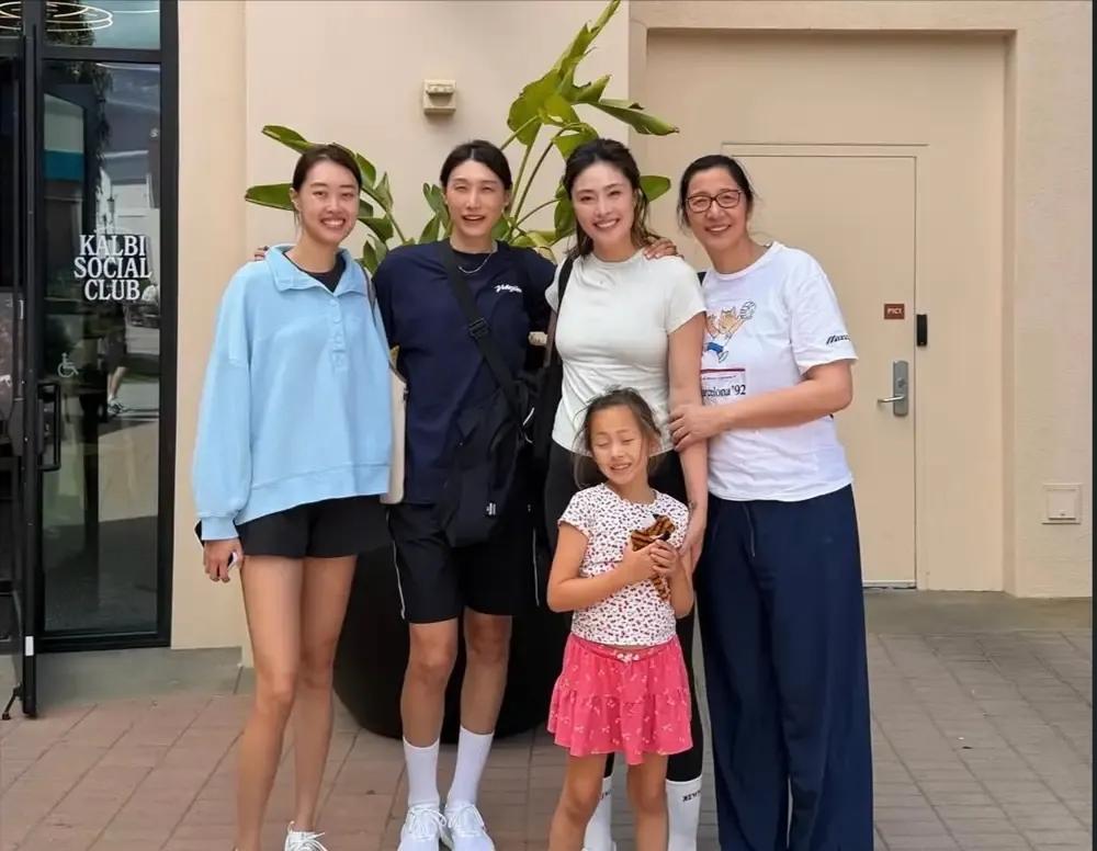 郎平和马蕴雯同框的画面还挺让人感慨。马蕴雯在女排时期也是实力不俗的球员，她的拦网