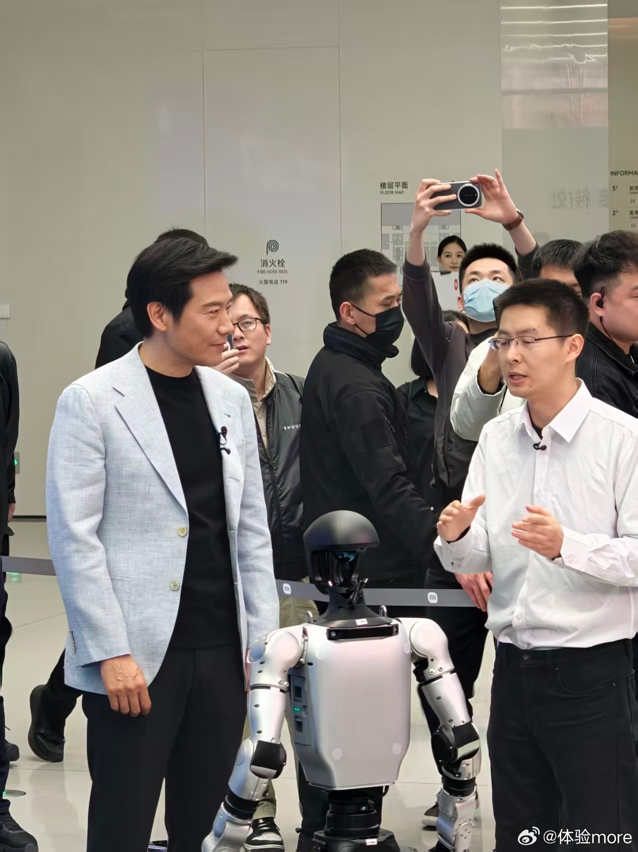 宇树王兴兴现身小米发布会在现场哈哈，今天小米新一代SU7发布，雷总邀请了好多大佬