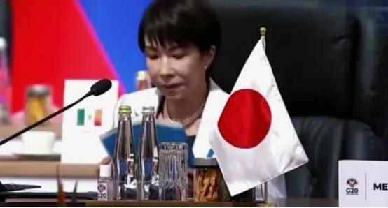 高市早苗求见中方失败，她终于意识到自己没办法一直躲在幕后，于是她选择十分罕见地对