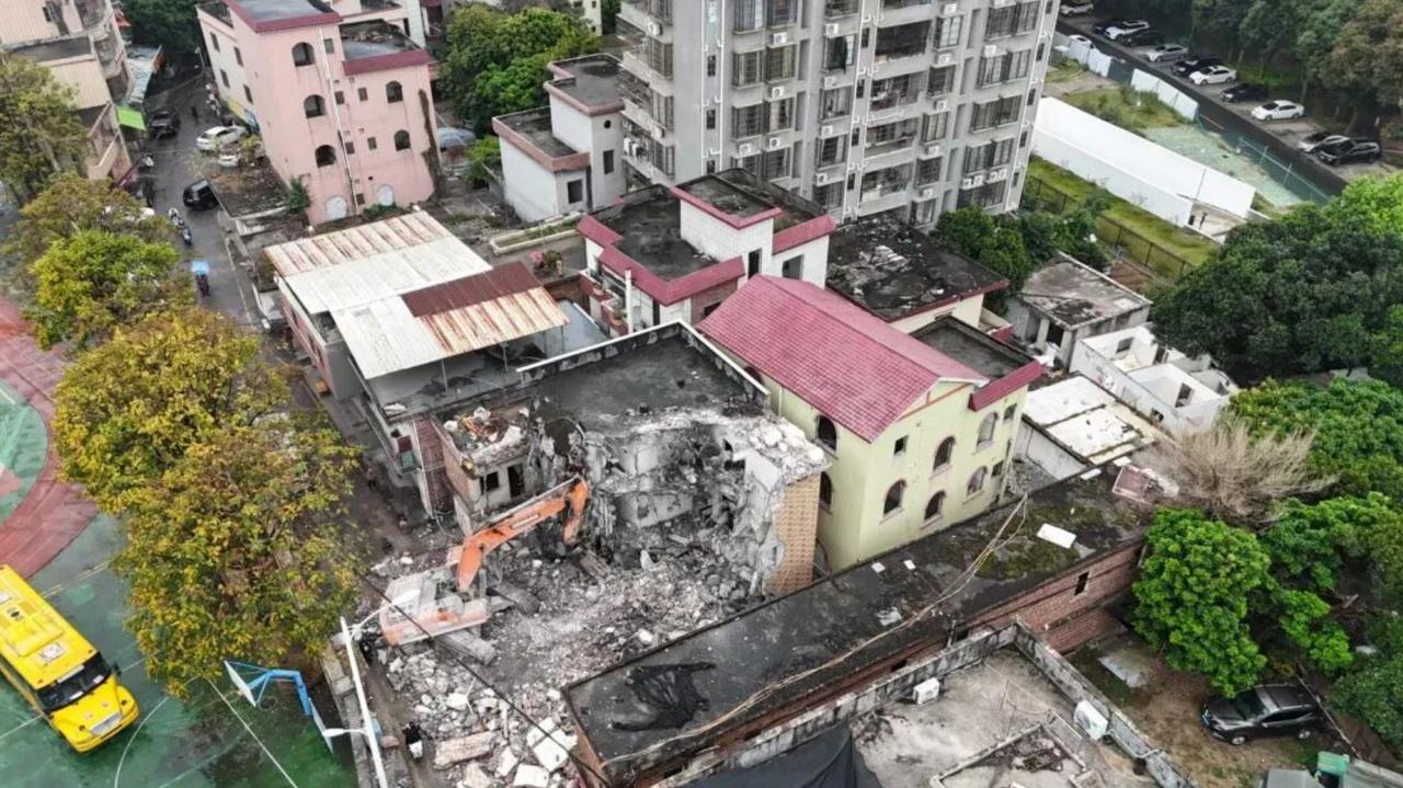 【广隆村城中村改造项目二期鸡公头片区开拆！】3月21日，南沙街道广隆村城中村改造