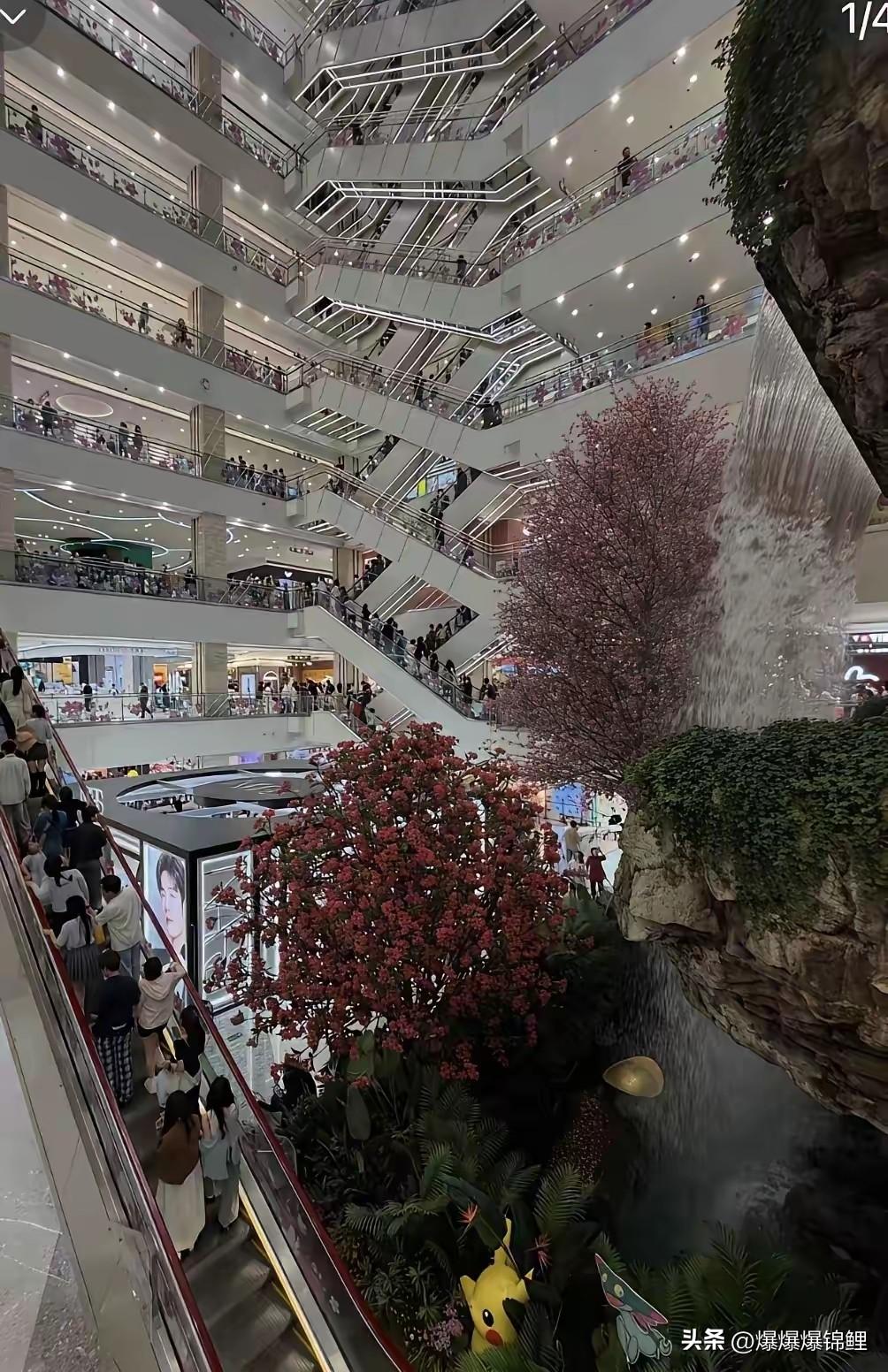 一个老板跳楼了，因为这个老板对员工厚道，因为这个老板对员工有信义，他宁愿自己死也