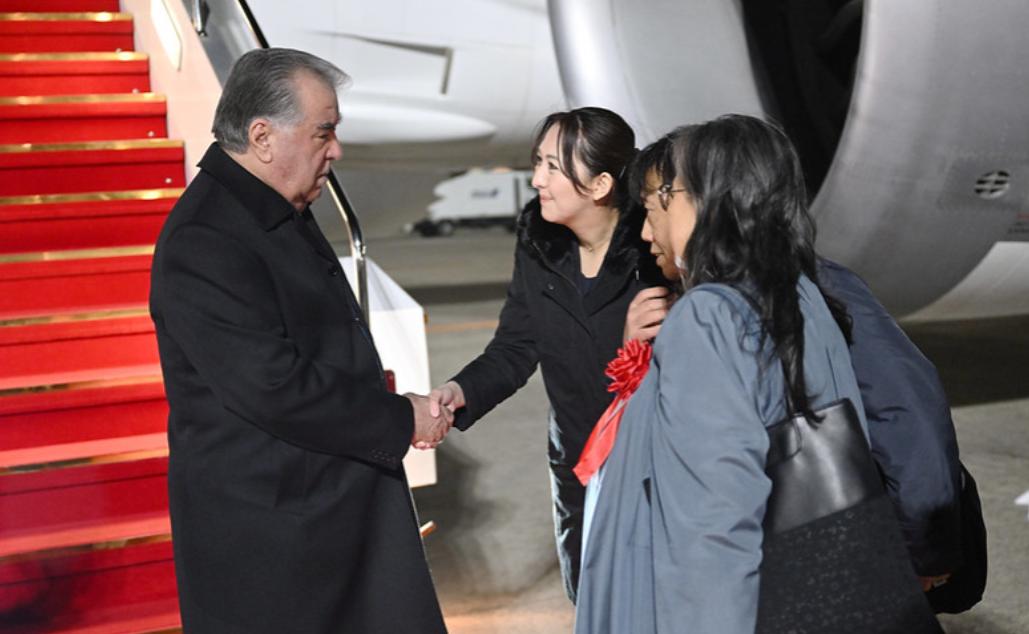 12月18日晚，塔吉克斯坦总统埃莫马利·拉赫蒙已乘专机到达日本羽田机场，下图为日