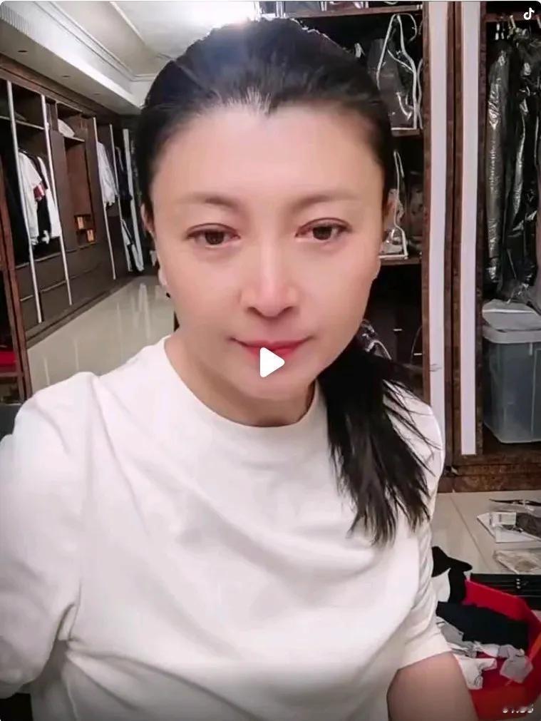 有谁能想到，一个在直播间向粉丝哭穷，说儿子生活困难的国家一级演员闫学晶，光是家里