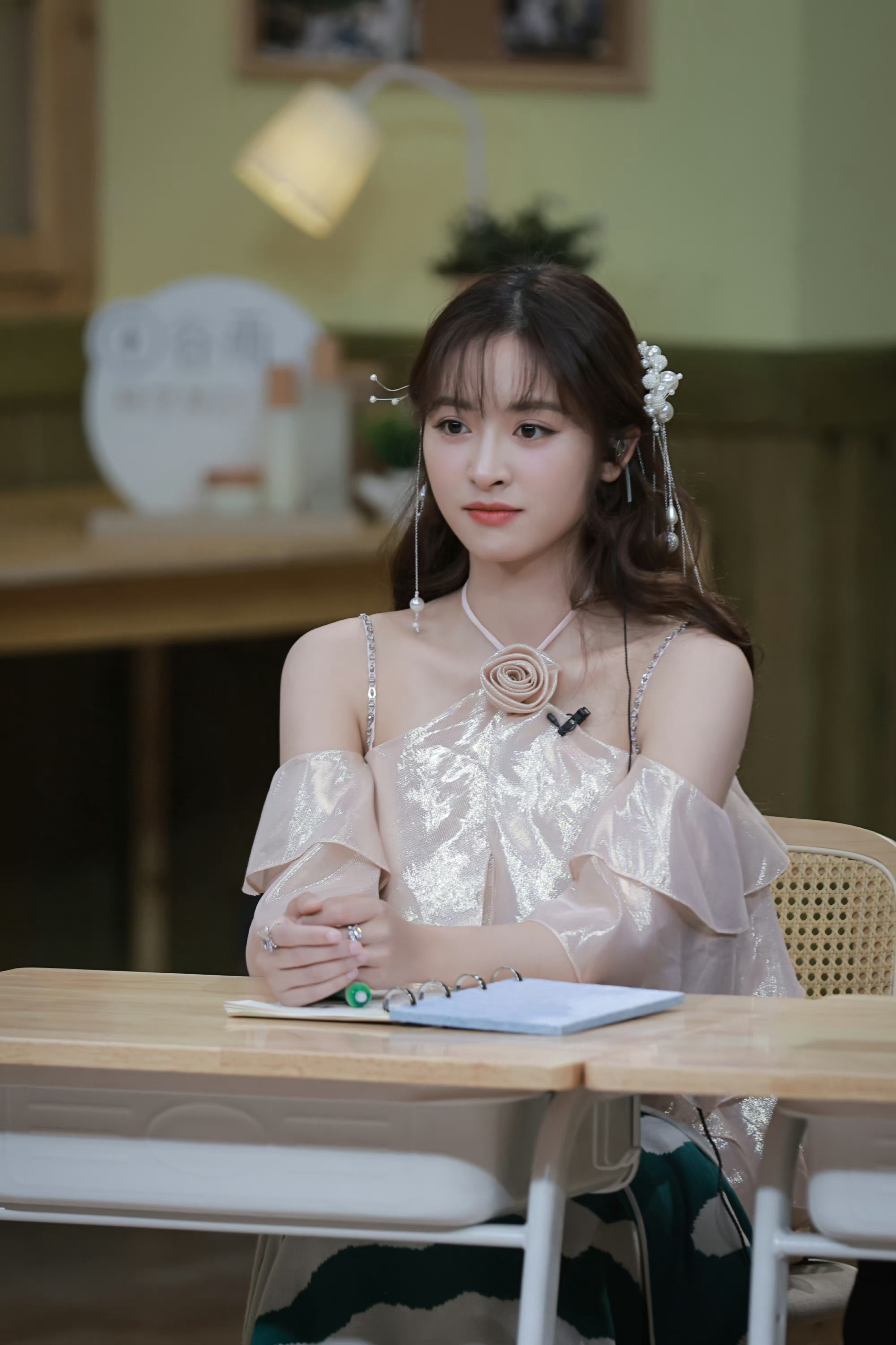 #沈月挂脖玫瑰裙##沈月香槟玫瑰挂脖裙#沈月甜美公主风，哇塞 ​​​