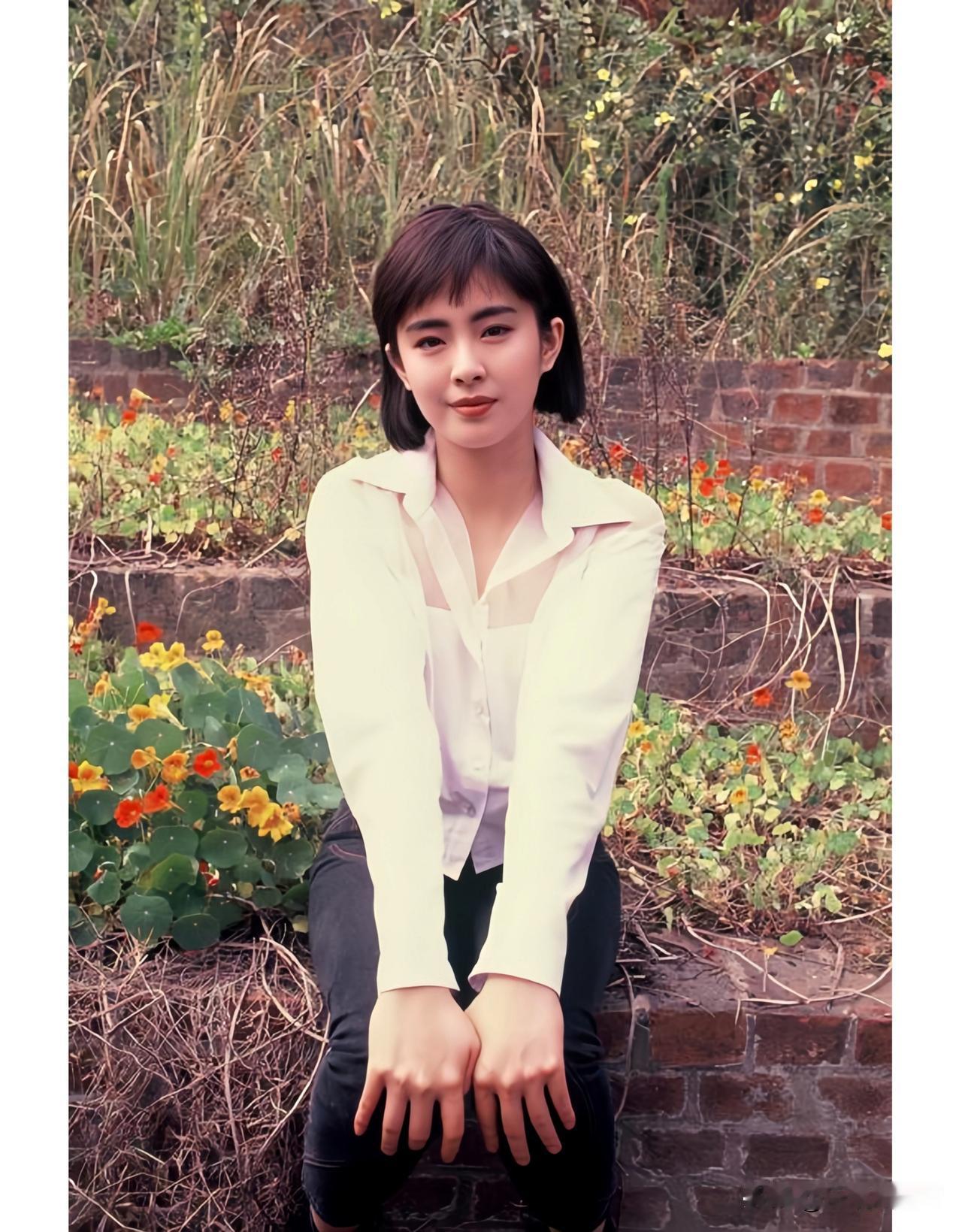 这是1989年王祖贤在片场的一张留影。当时王祖贤22岁，真的太漂亮了，不愧是最美