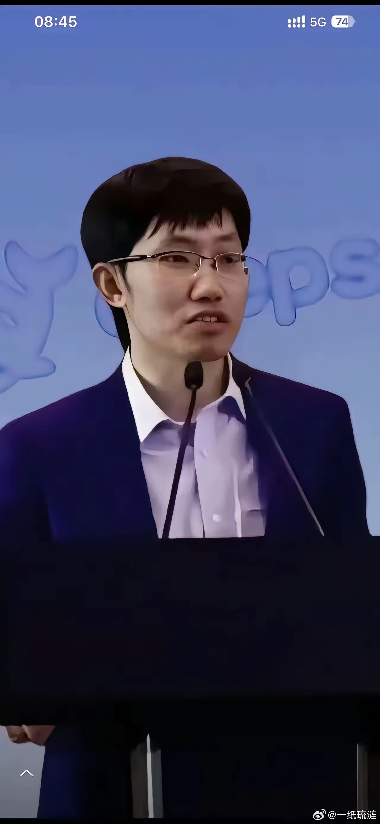 梁文峰无疑是绝顶聪明之人。但是有一句话，有一个人词，他忘了：“众怒难犯”！我没有