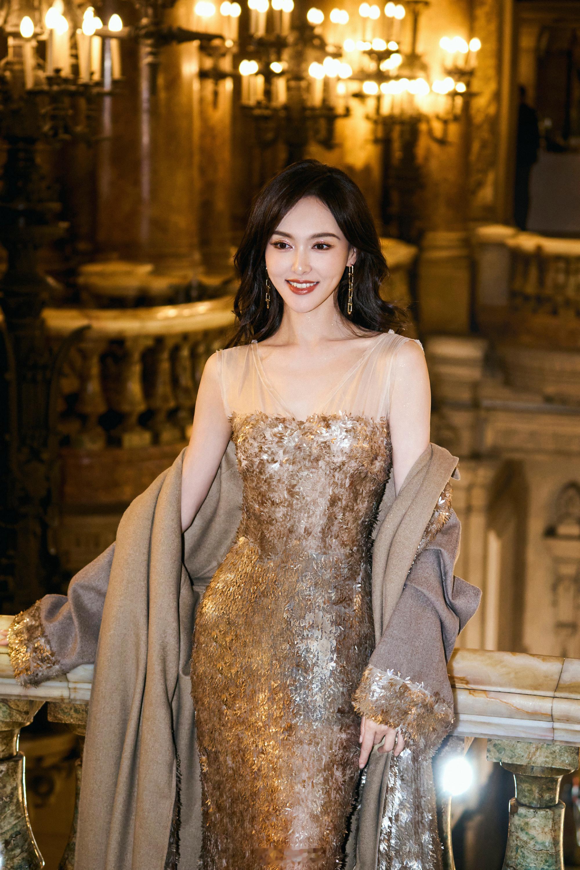 #唐嫣[超话]## 唐嫣走秀wink# 明媚大方，甜美艳丽，就像是糖罐子里走出来