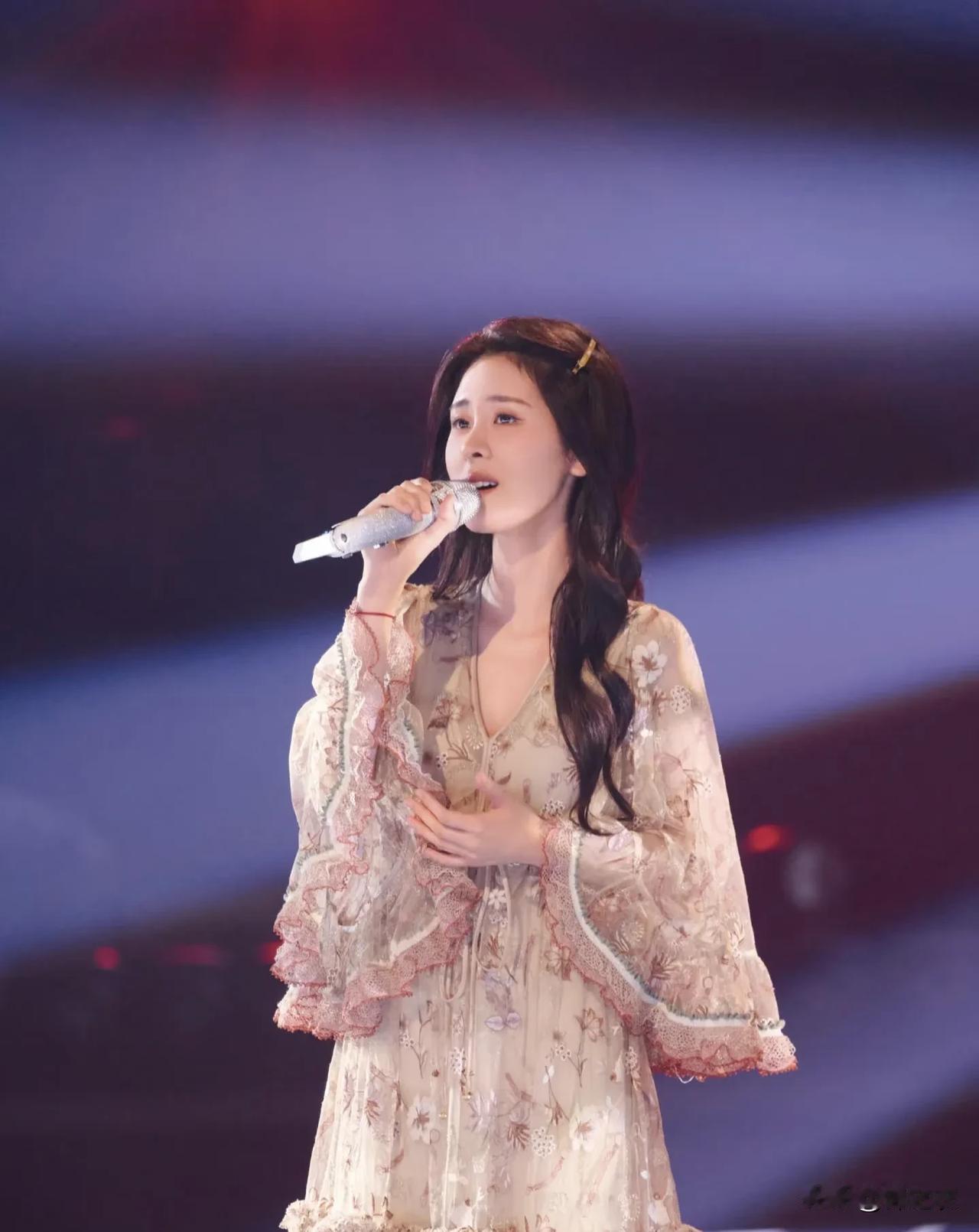 张碧晨的路人缘为什么如此差呢，我记得之前有个综艺是一个唱歌比赛，其中有一个帮唱环