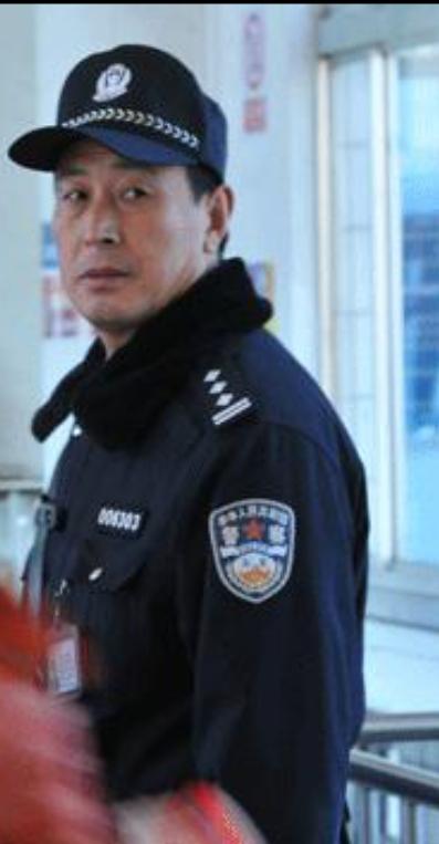 曲延福，1962年6月出生，二级警督，曾任客运派出所执勤三队队长，1999年起在