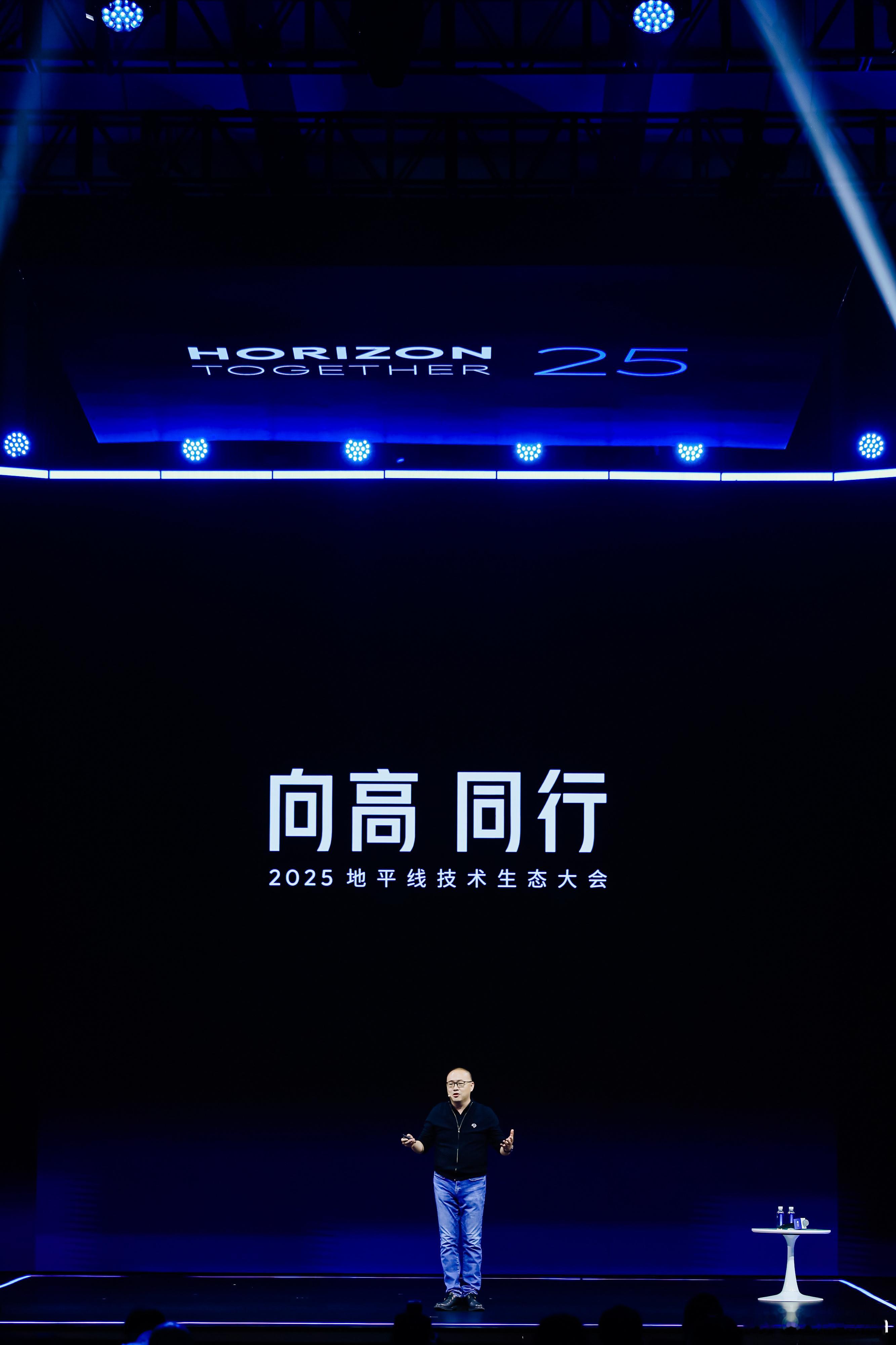 余凯博士这场主题为“从‘向高而行’到‘向高同行’”的行业动态的讲演，立意从“突破