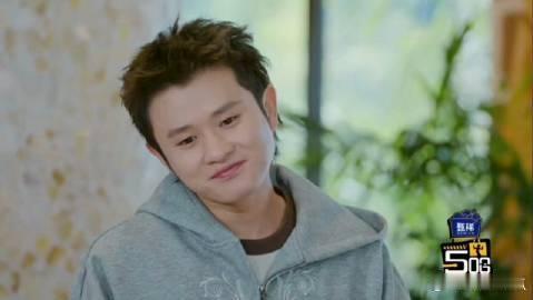 王勉撞脸宋木子 我之前存了好多王勉的舞台图，今天和宋木子的剧照放一块，我自己都要