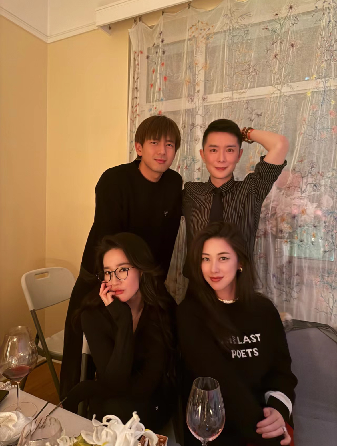 你们一个个妆发齐全不告诉李现🤣哈哈哈哈哈哈旁边的刘冲：🕺给我们现哥都衬成顺毛
