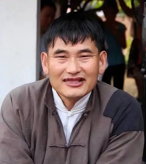 你以为大衣哥还能接商演，靠的是情怀？真不是。主办方花钱请人，最后看的还是四个字：