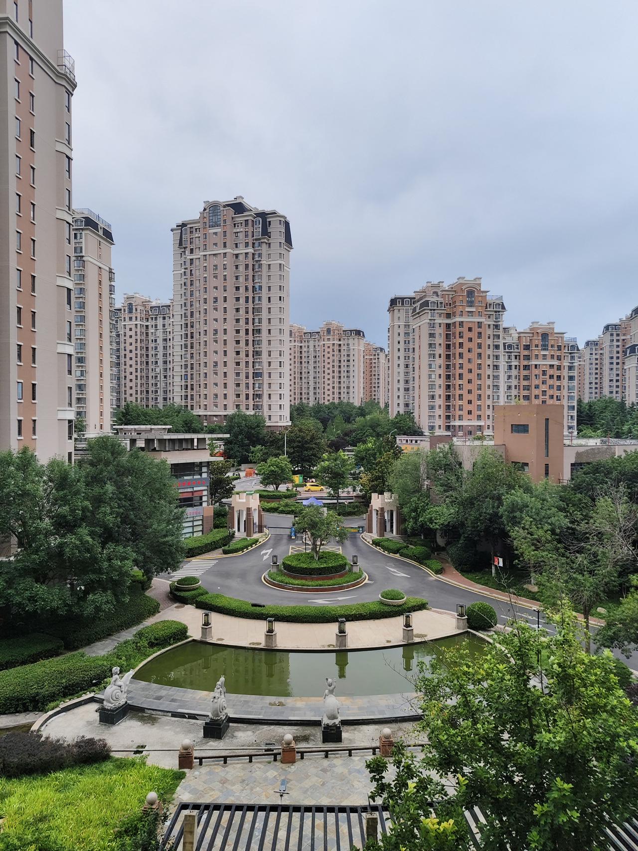 今早起床后，推开窗子的那一瞬间，一股清凉的风扑面而来，感觉好舒服啊！站在窗前久久