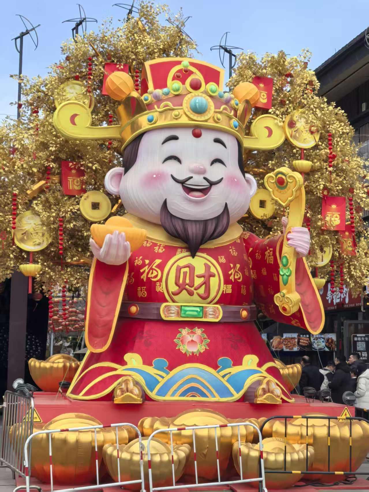 大年初六的西宁夜晚，那彩龙门简直绝了！夜幕降临，华灯初上，五岔路口彩门、西门口彩