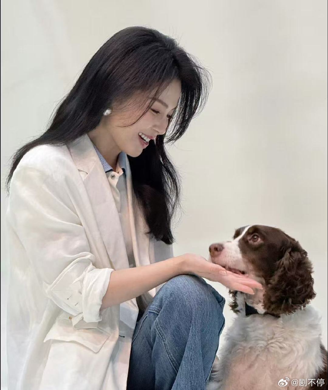 无名里那只狗是刘涛家的万万没想到！电影无名出镜的小狗查理，就是刘涛家的宝贝。如今