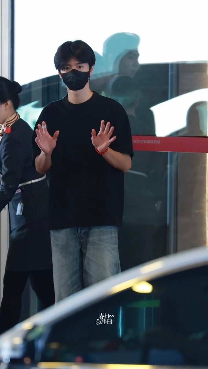 陈哲远出发录制跑男！若隐若现的胸肌健身成果好明显吧