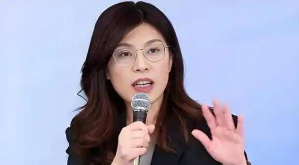 记录者超话记录者超话四月十一号的晚上，绿营那几个政论节目的布景有点空。民视和三立