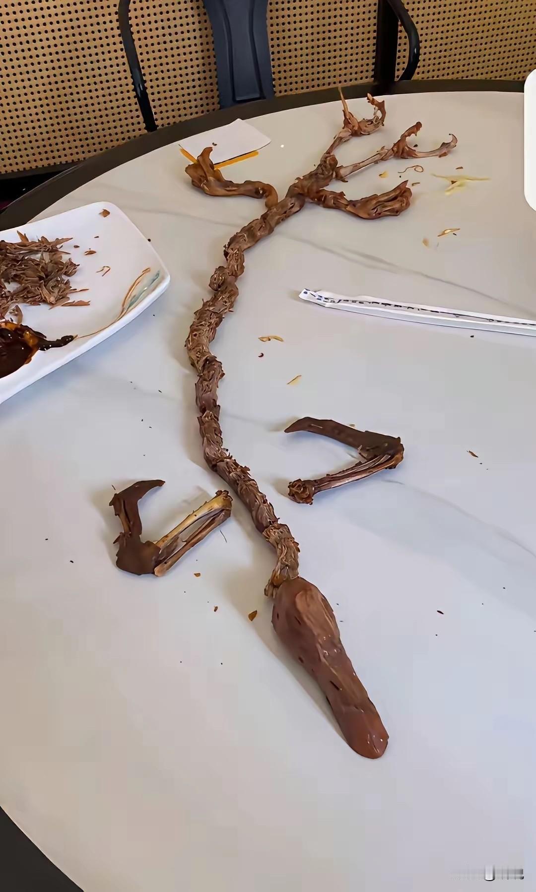 吃鸭子吃到隐藏款啦！