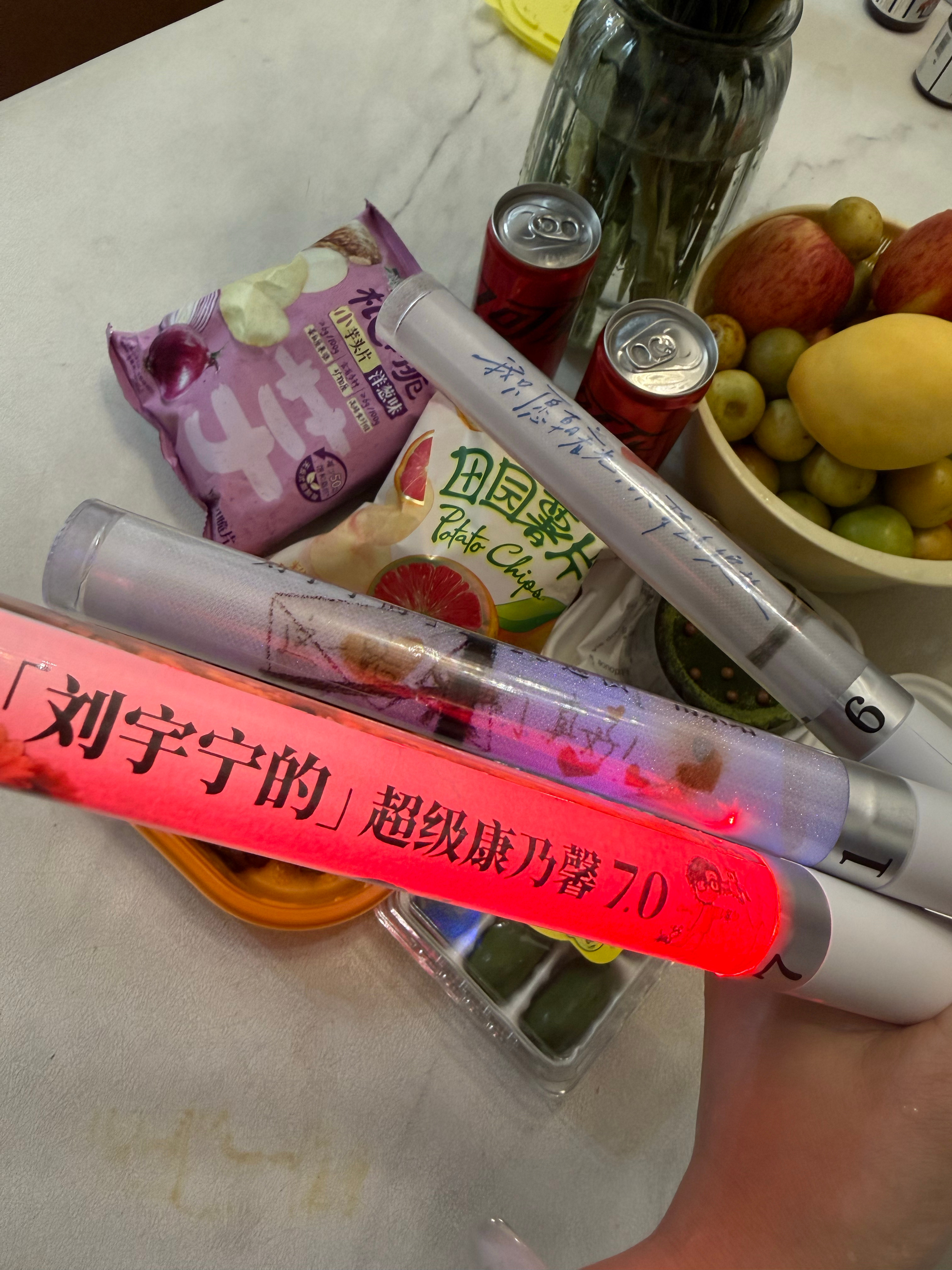 我能想到的仪式感就这些了水果，蛋糕，鸭货，上好佳，可口可乐，康乃馨，向日葵，粉丝