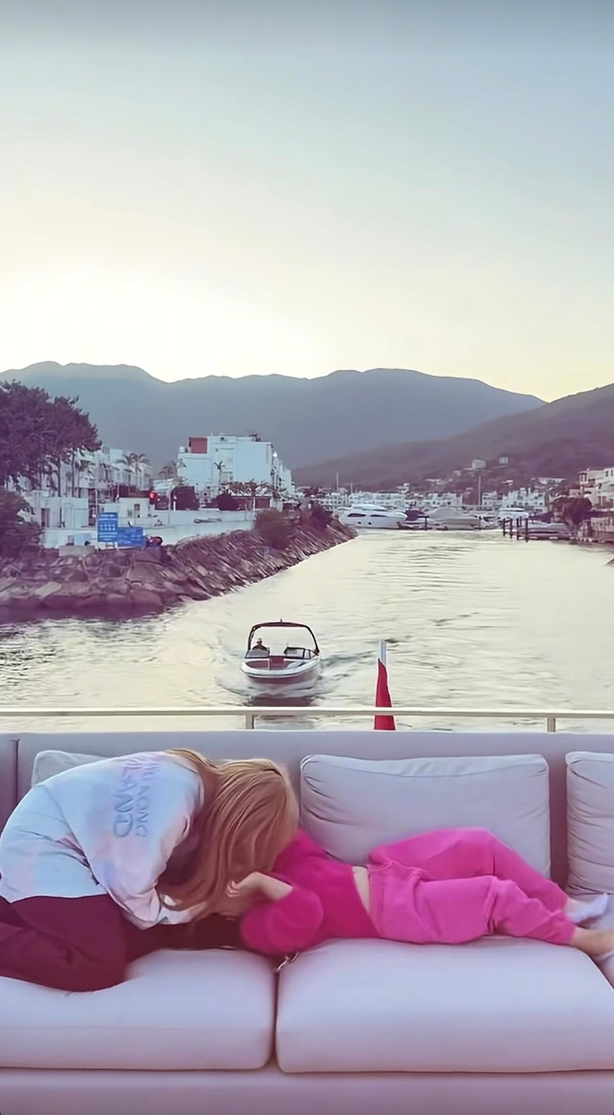 何超盈女儿荷包蛋在豪华游轮上如此兴奋，五官和爸爸辛奇隆特别像，估计将来也是学霸!