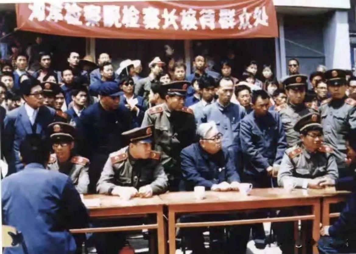 1985年4月，杨易辰（右二）到山西调研时，在河津县亲自接待来访群众的场景。这是