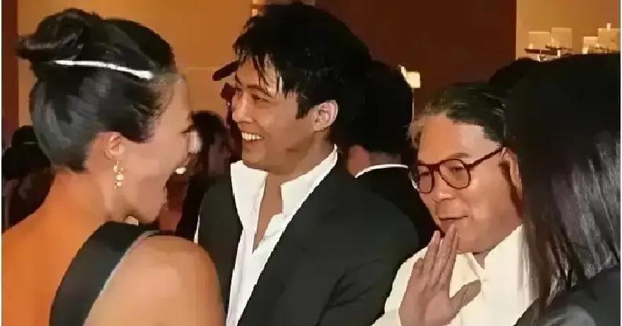 一条吊带裙，堵死豪门路？
 
2006年慈善晚宴，章子怡穿银色亮片吊带，霍家全员