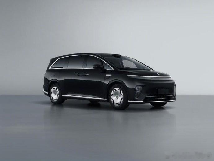 享界MPV V8的尺寸为：长5335mm，宽2005mm，高1805mm。 