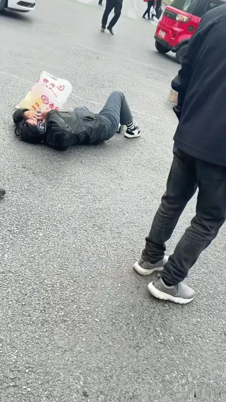 我接受不了！把女孩撞了，还大女孩13岁，女孩竟然倒追他！两个人结婚了，18.8万
