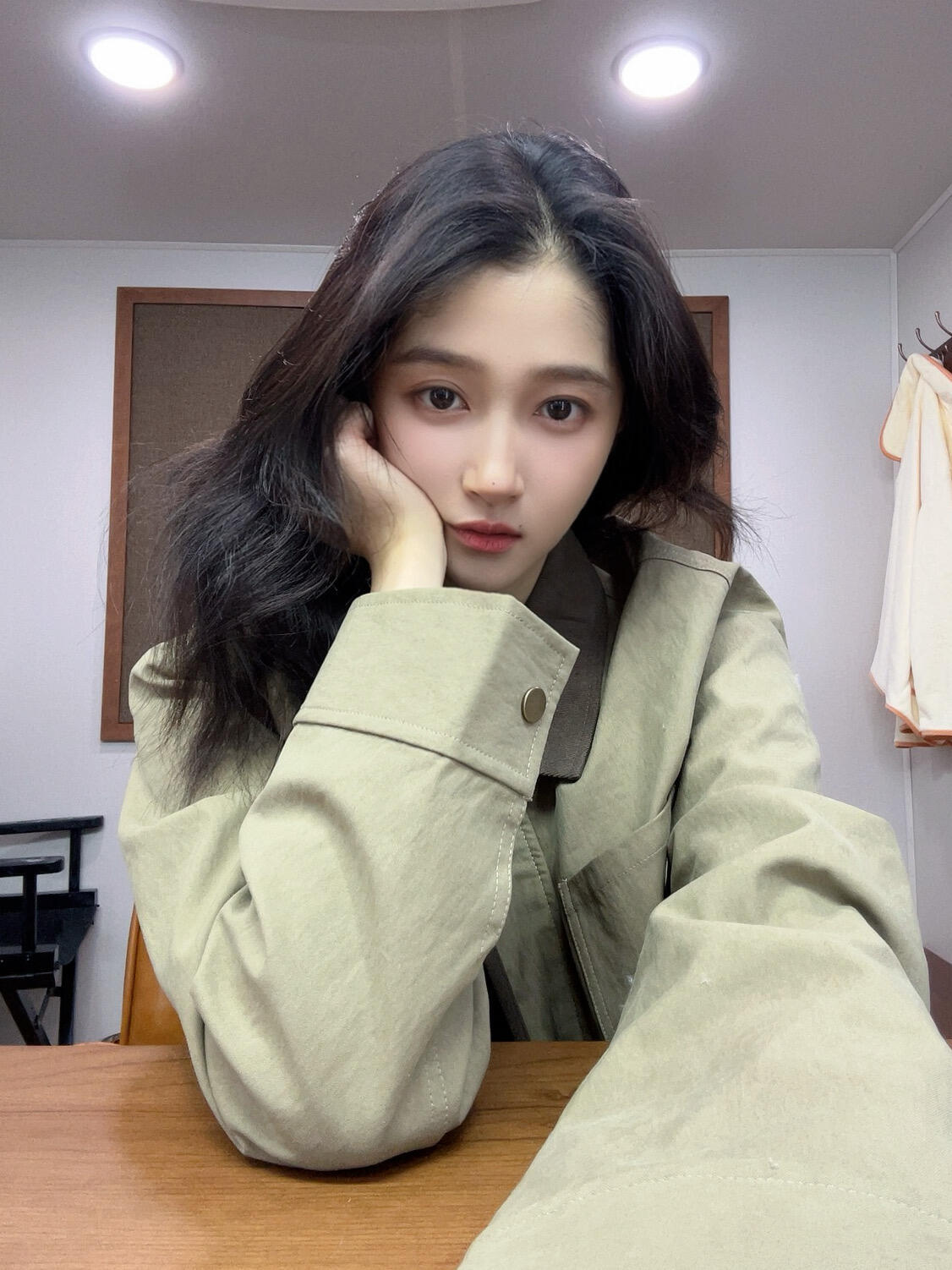 黑长直才是关晓彤的正确打开方式 如此貌美的自拍，好漂亮好明媚🥰 