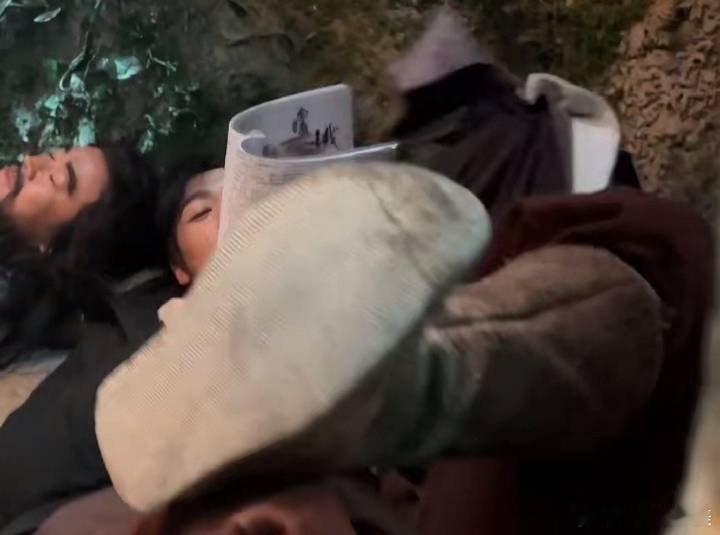 #此沙鞋破了#哈哈哈哈哈真八倍镜追剧啊！此沙的鞋了，所以郭靖这鞋是练功练破的吗？