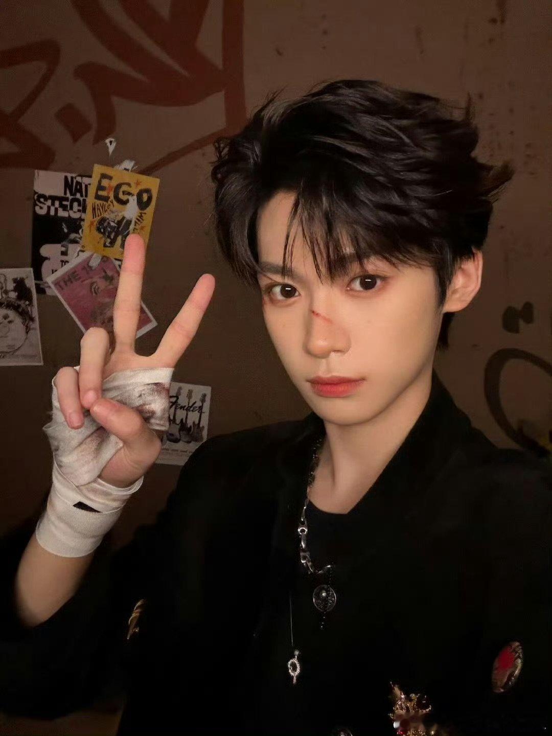 梓渝营业解锁酷帅自拍！利落线条+拽姐气场，今日份帅气已签收～ 