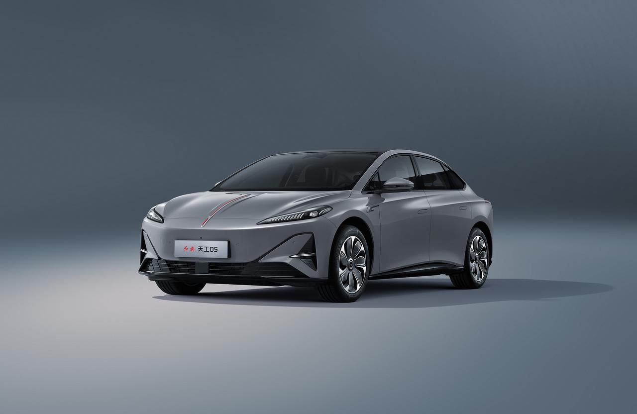 同事买了一辆红旗天工05，她对这车非常满意。
坐在办公室，闲来无事她尝尝给我们“