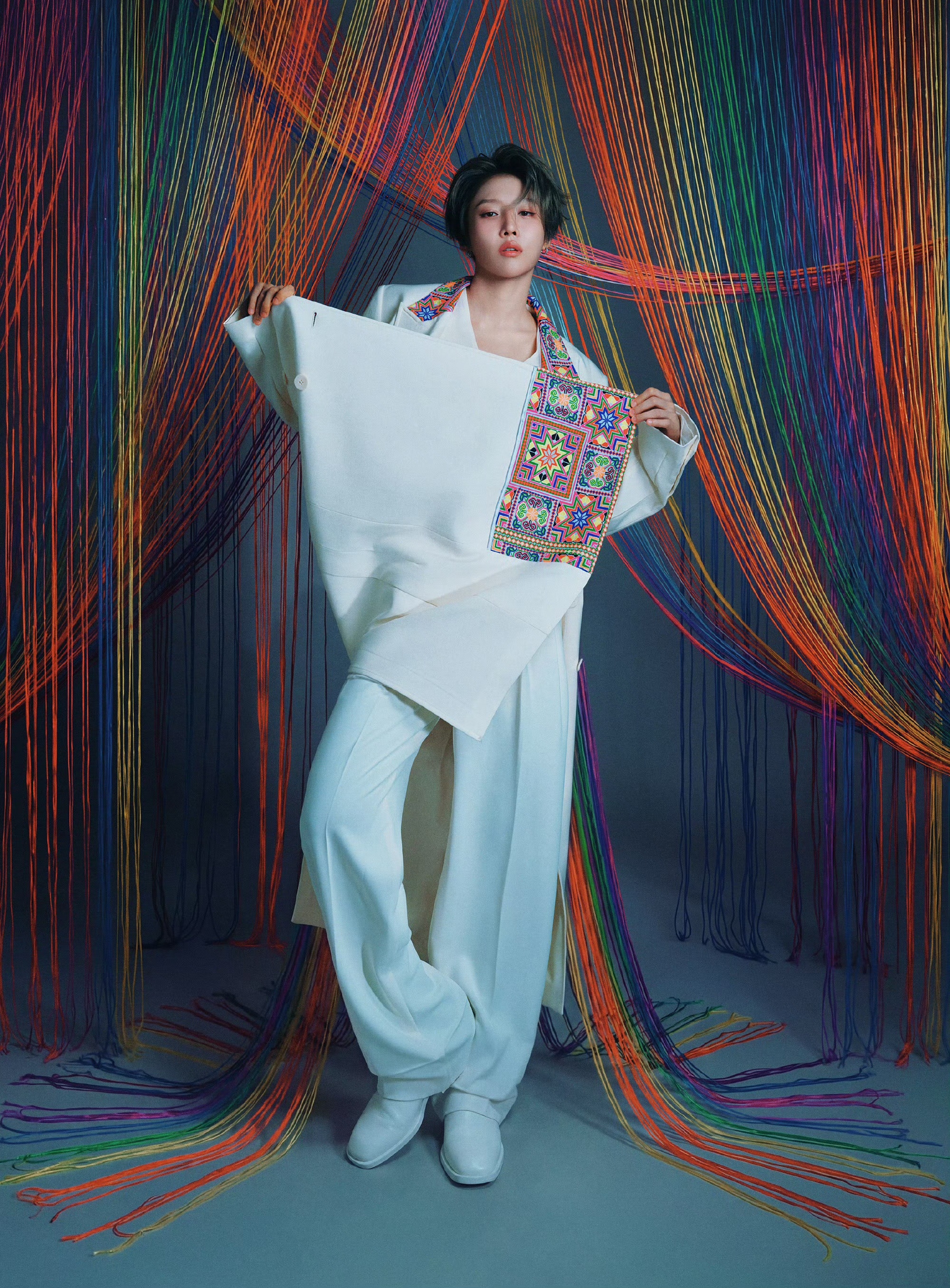 刘雨昕苗族纹样西装 刘雨昕把非遗穿在西装上 今天的全新白色西装造型好让人眼前一亮