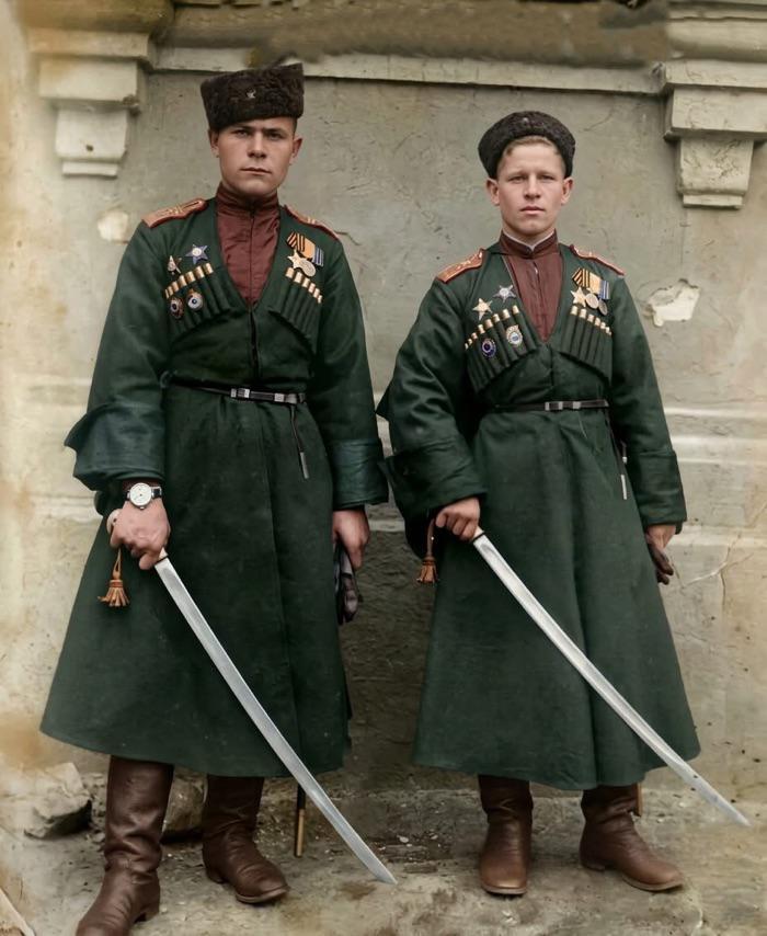 大家猜得出照片中是哪个强悍民族的士兵不？（温馨提示：帽子与弯刀特征最为显著）
