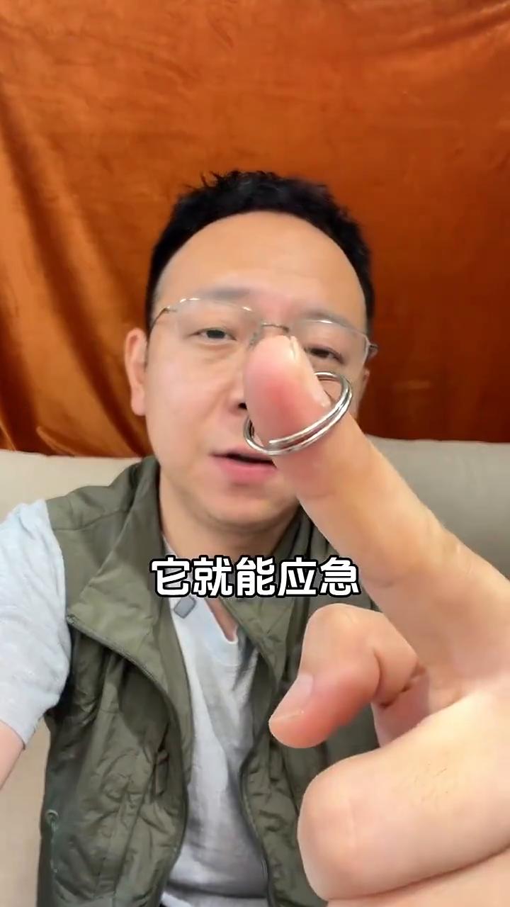 它是钥匙环，家里都有。当你的行李箱忘记密码打不开，滚轮损坏打不开，很着急，它就能